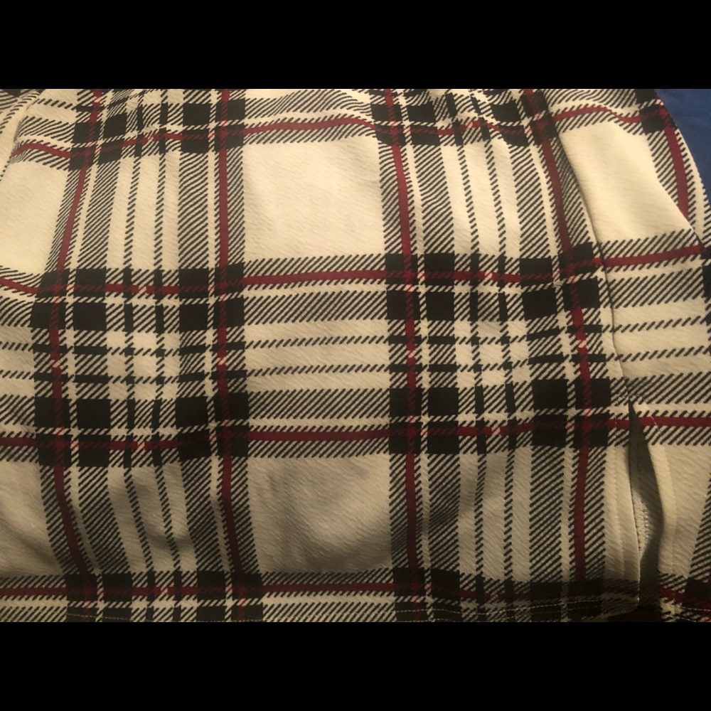 Trim Rib-knee Tee and split helm Plaid skirt